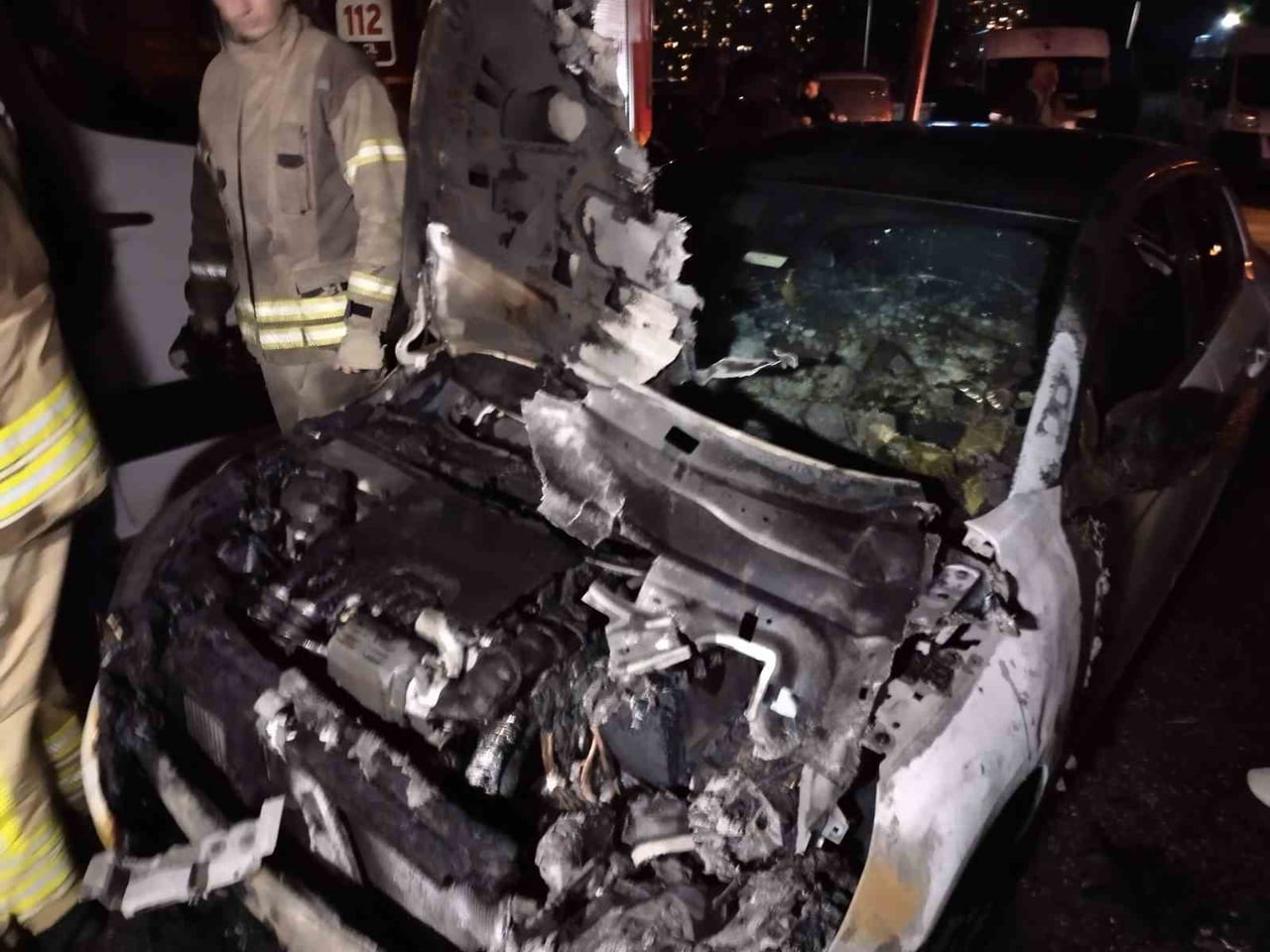 ÜSKÜDAR’DA PARK HALİNDEKİ BİR OTOMOBİLDE BULUNAN YANGIN İKİ ARACA SIÇRADI. İTFAİYE EKİPLERİNİN...