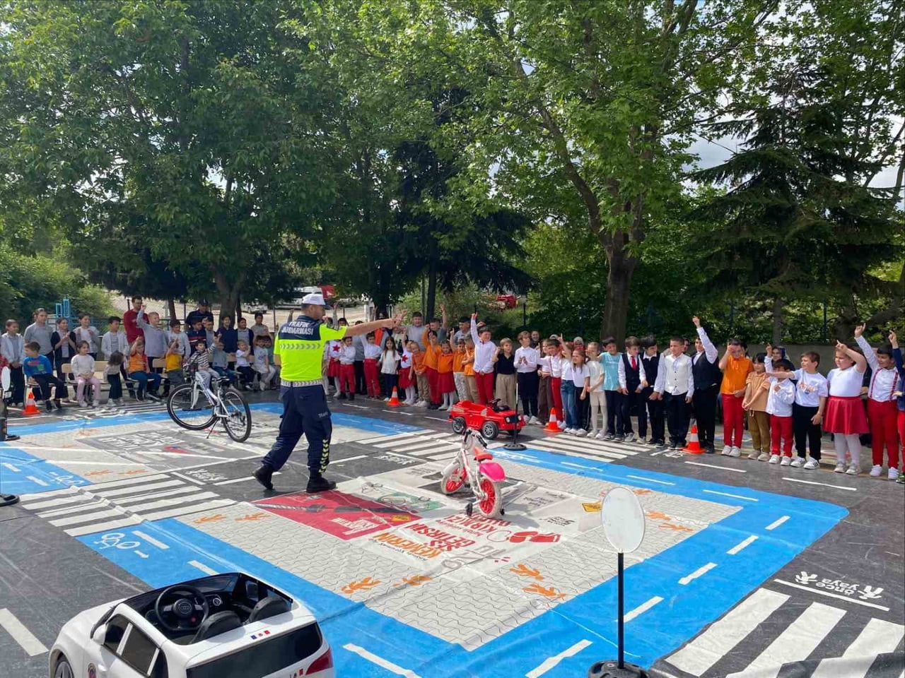ÜSKÜP ATATÜRK İLKOKULU'NDA EĞİTİM GÖREN 145 ÖĞRENCİ İÇİN UYGULAMALI TRAFİK PARKURU KURULARAK...