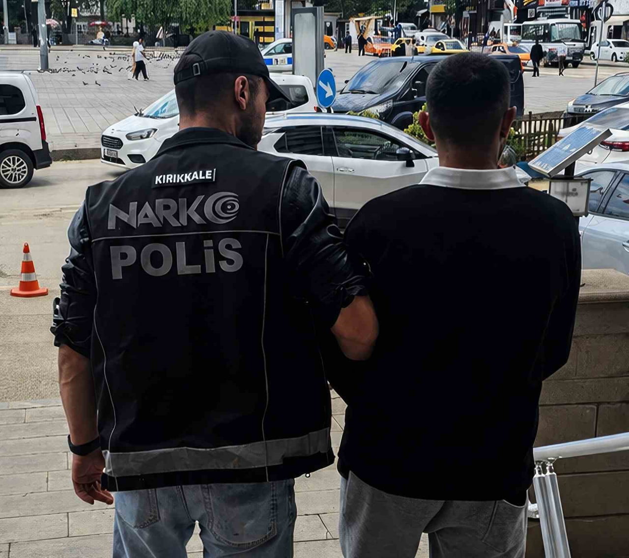UYUŞTURUCU TİCARETİNDEN GÖZALTINA ALINAN ŞÜPHELİ ADLİYEYE SEVK EDİLDİ