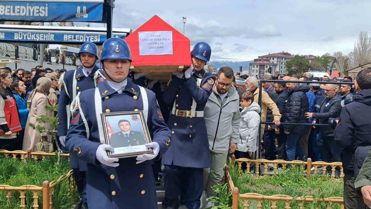 UZMAN ÇAVUŞ EMRAH TÜRKOĞLU SON YOLCULUĞUNA UĞURLANDI