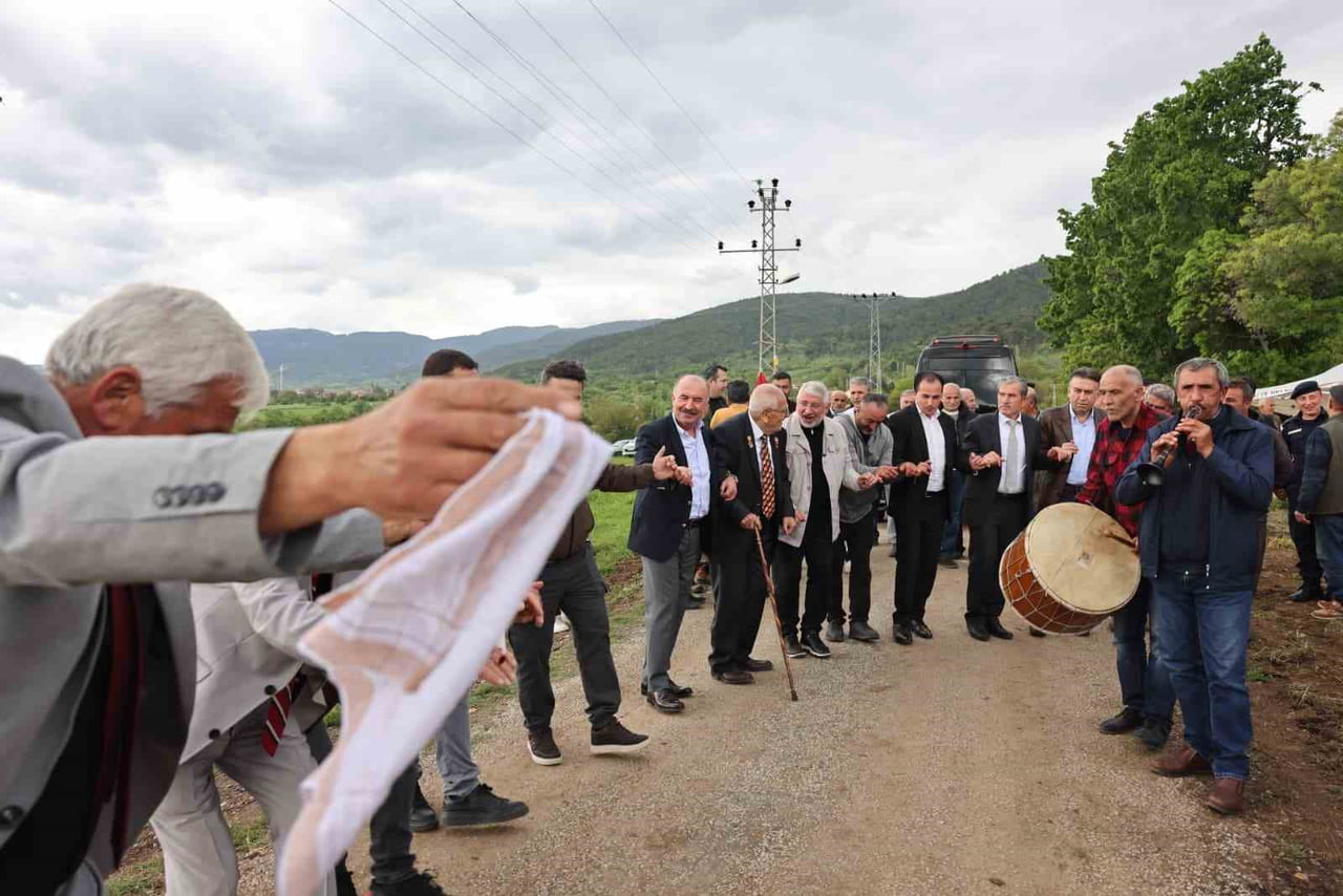 VALİ ALİ ÇALGAN VE BAŞKAN HALİL İBRAHİM AŞGIN, GAZİ AHMET ÖZDEMİR İLE OMUZ OMUZA HALAY...