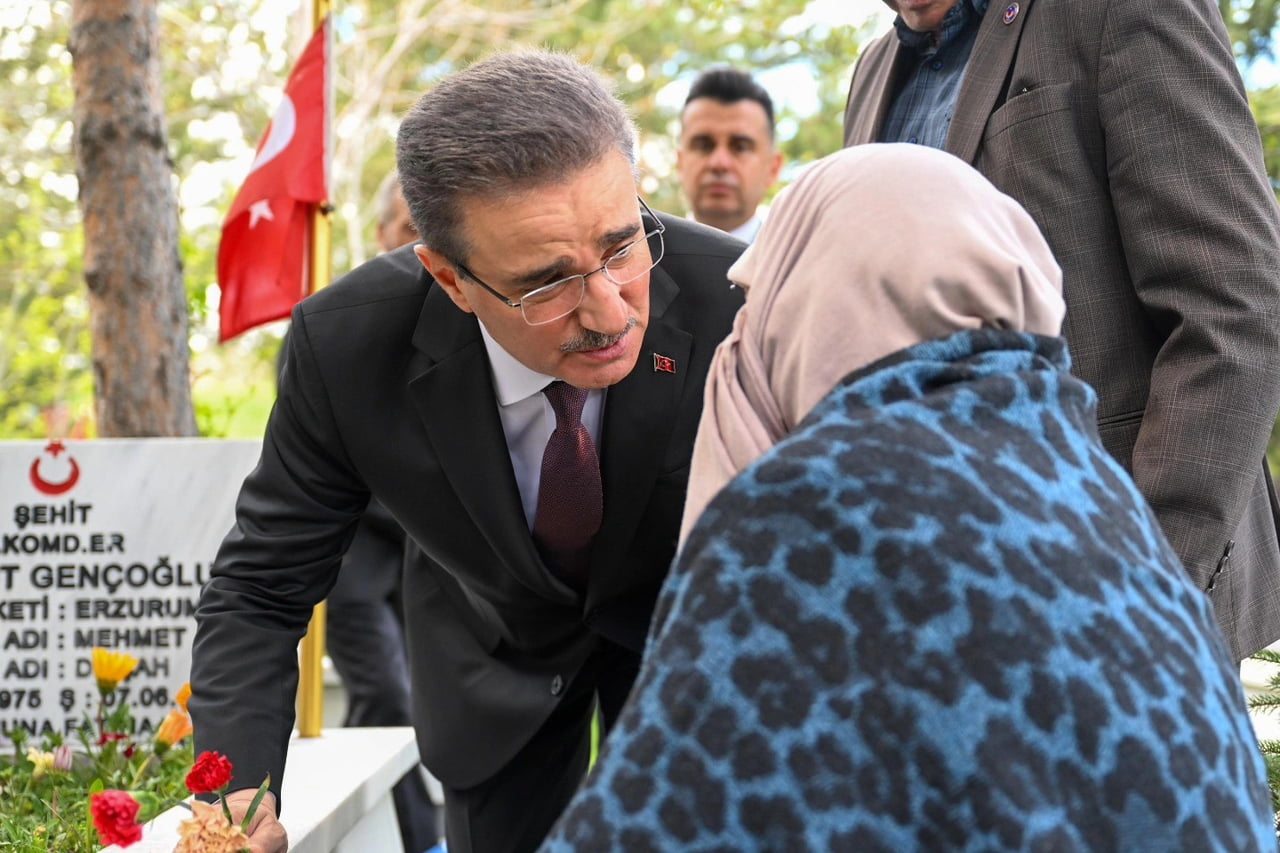 VALİ AYDIN BARUŞ VE PROTOKOL ÜYELERİ, ARAFE GÜNÜ DOLAYISIYLA KARSKAPI ŞEHİTLİĞİ İLE POLİS...