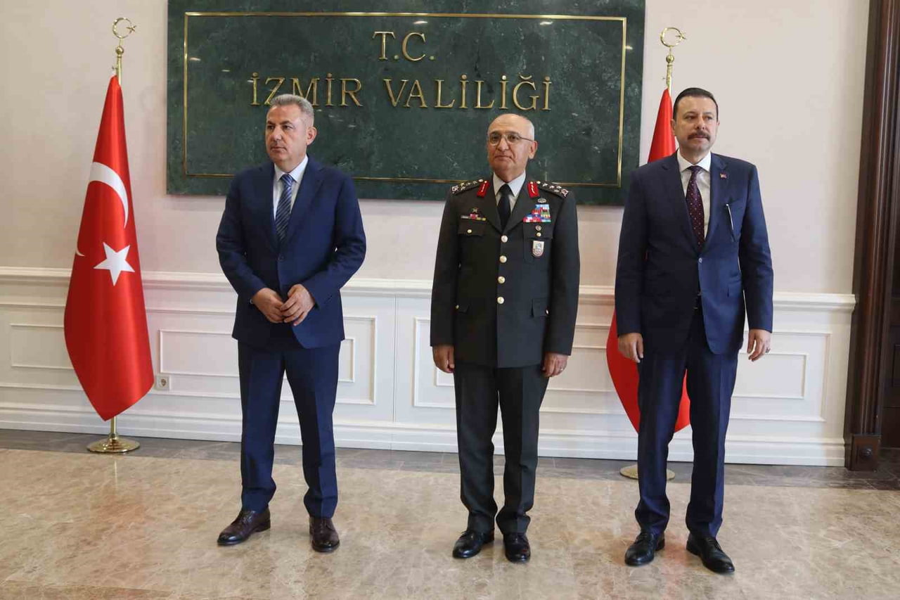 VALİ ELBAN, PROTOKOLLE BAYRAMLAŞTI. (SOLDAN SAĞA, İZMİR VALİSİ SÜLEYMAN ELBAN, EGE ORDUSU VE...