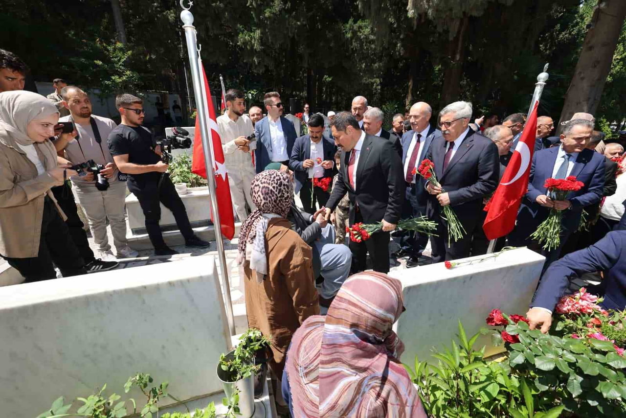 VALİ MUSTAFA MASATLI VE ELİNİ ÖPEREK BAYRAMINI KUTLADIĞI ŞEHİT BABASI ŞEHABETTİN DURMAZ