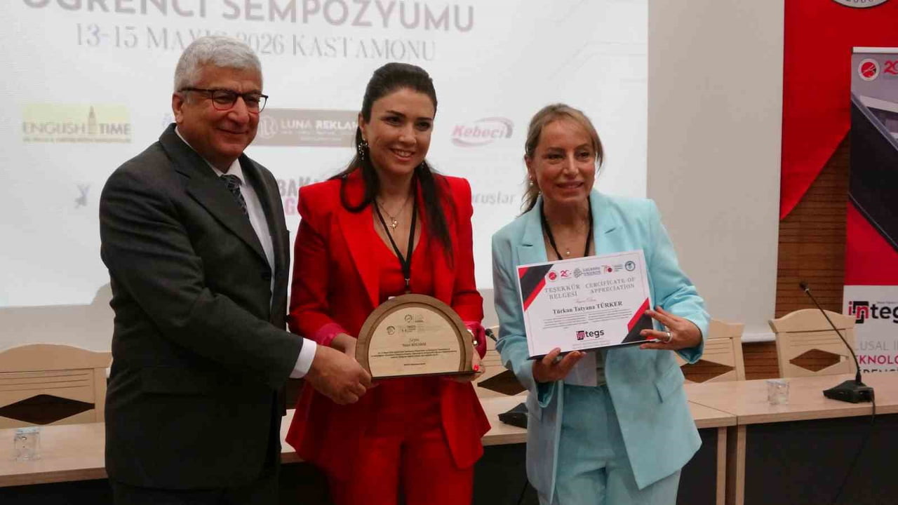 VALİ YARDIMCISI HAKAN KUBALI, PANELİSTLERE PLAKET TAKDİM ETTİ.