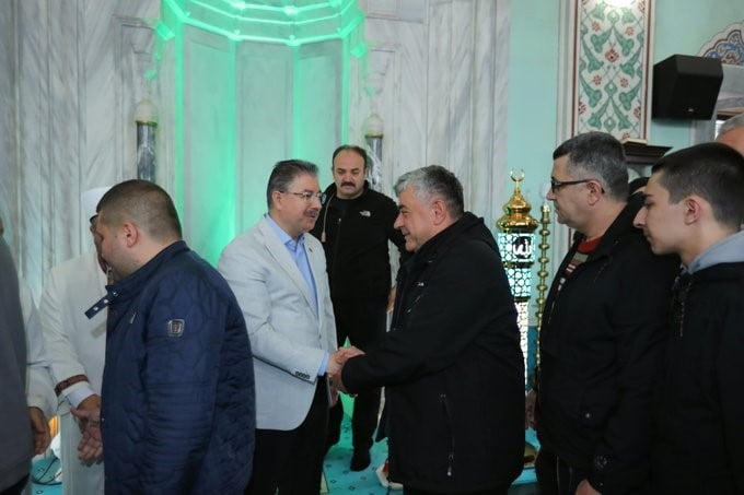 VALİ YILMAZ, CEMAATLE BAYRAMLAŞTI