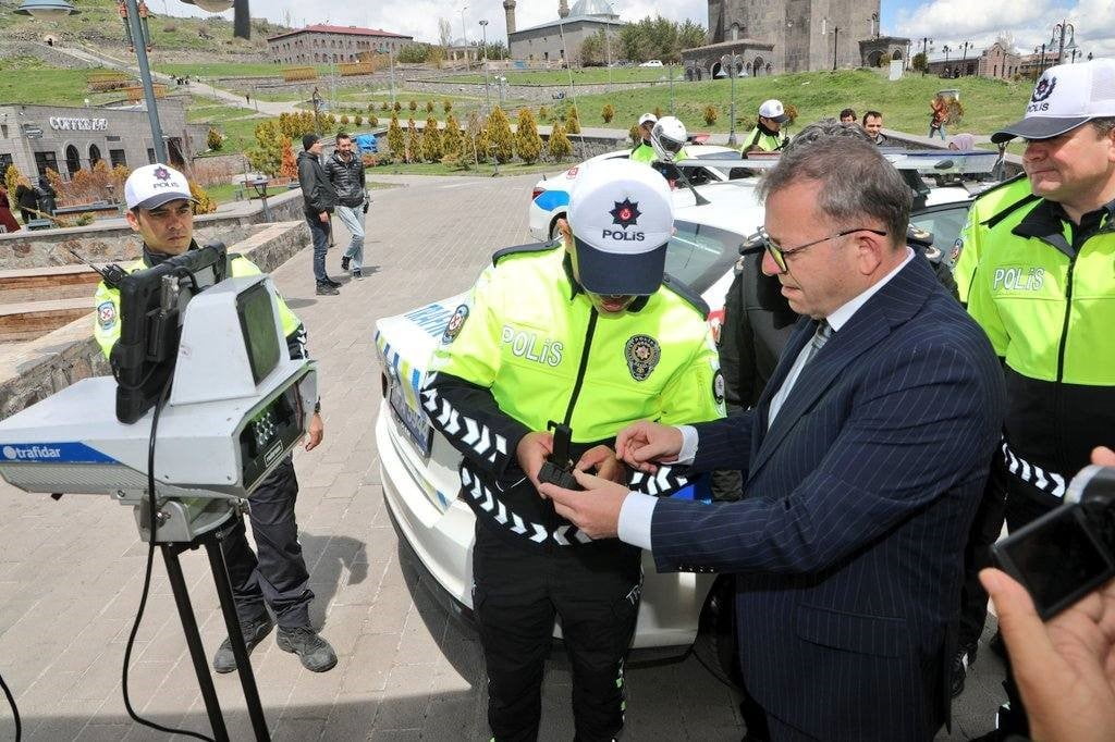 VALİ ZİYA POLAT TRAFİK HAFTASI ETKİNLİKLERİNE KATILDI(KARS-İHA)