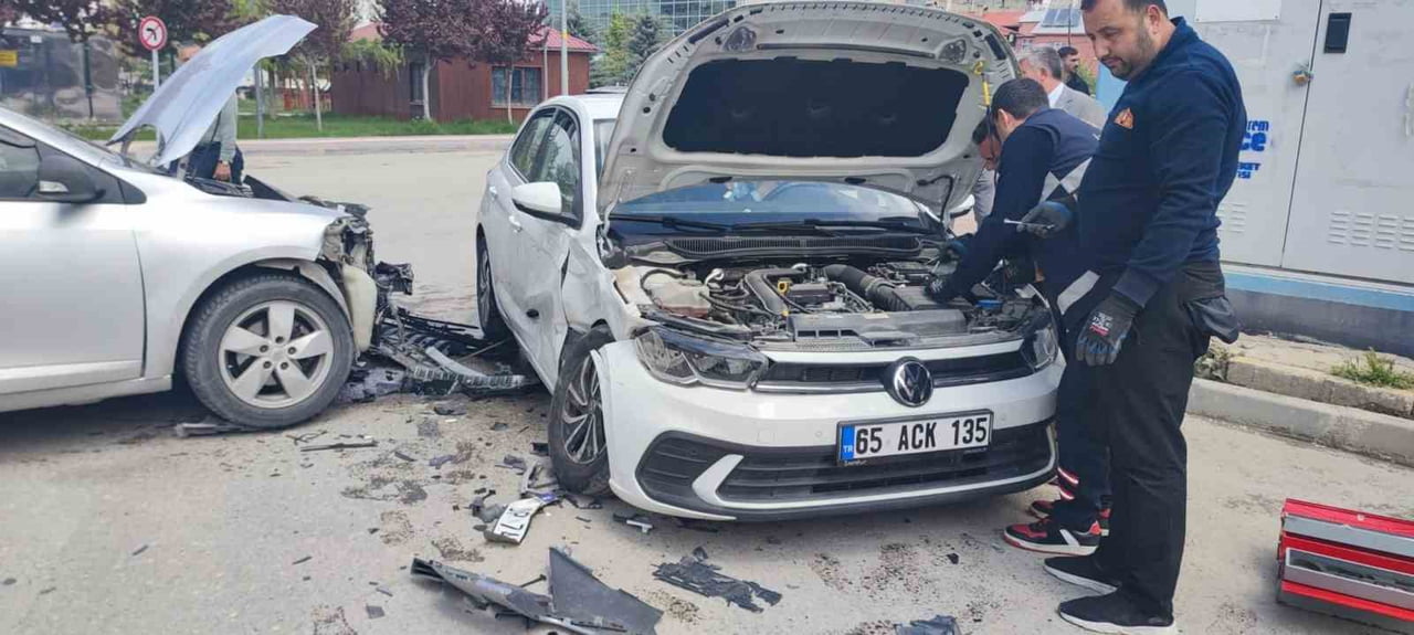 VAN'DA 2 OTOMOBİLİN ÇARPIŞMASI SONUCU MEYDANA GELEN TRAFİK KAZASINDA 1 KİŞİ YARALANDI.