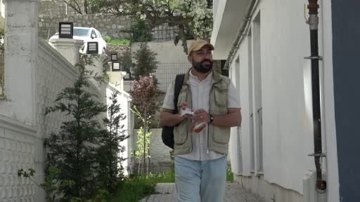 Van'da sakatlanan kargayı arkadaşları yalnız bırakmadı