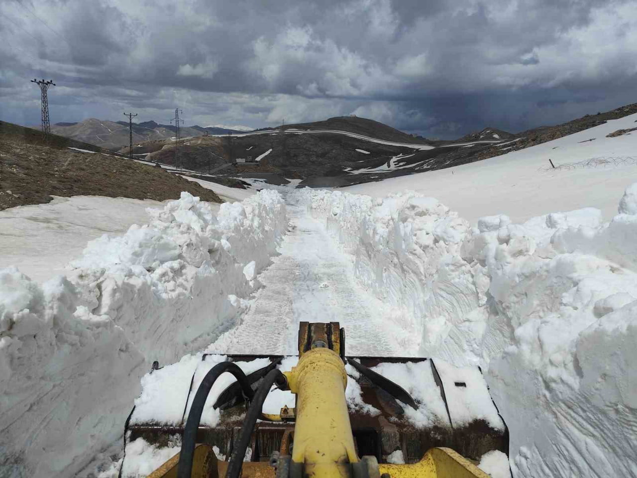 VAN'IN BAŞKALE İLÇESİNİN İRAN SINIRINDAKİ BÖLGEDE 3 METREYİ AŞAN KARDAN KAPANAN GRUP YOLUNUN...