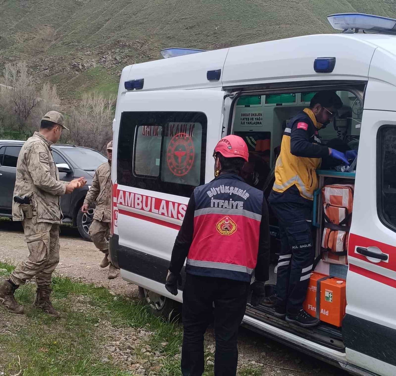 VAN'IN ÇATAK İLÇESİNDE KONTROLDEN ÇIKARAK UÇURUMA YUVARLANAN OTOMOBİLDE BULUNAN 5 JANDARMA...