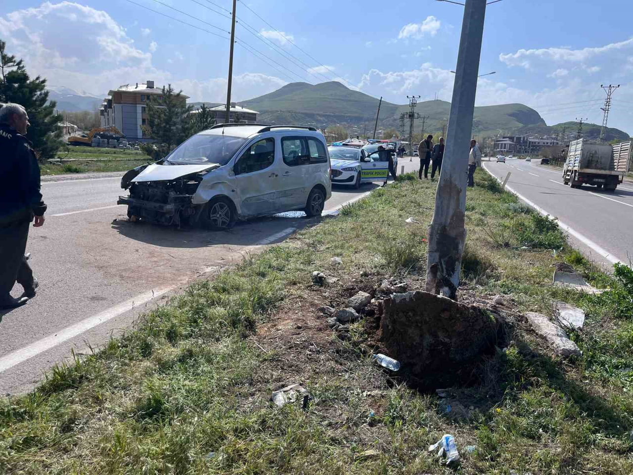 VAN'IN GEVAŞ İLÇESİNDE KAPALI KASA KAMYONETİN AYDINLATMA DİREĞİNE ÇARPMASI SONUCU MEYDANA GELEN...
