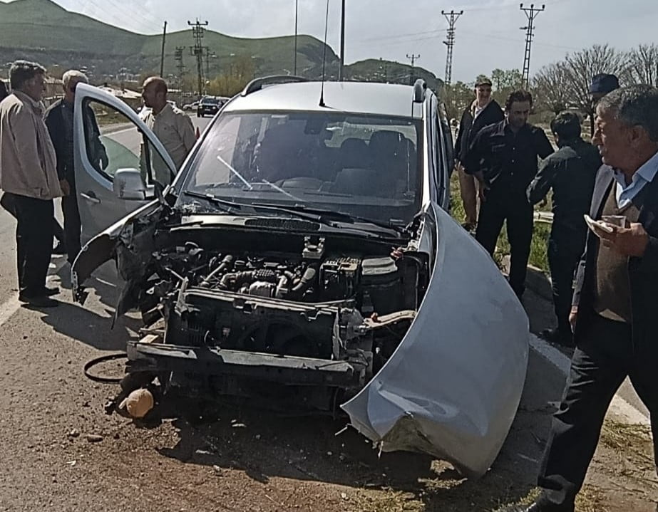 VAN'IN GEVAŞ İLÇESİNDE KAPALI KASA KAMYONETİN AYDINLATMA DİREĞİNE ÇARPMASI SONUCU MEYDANA GELEN...