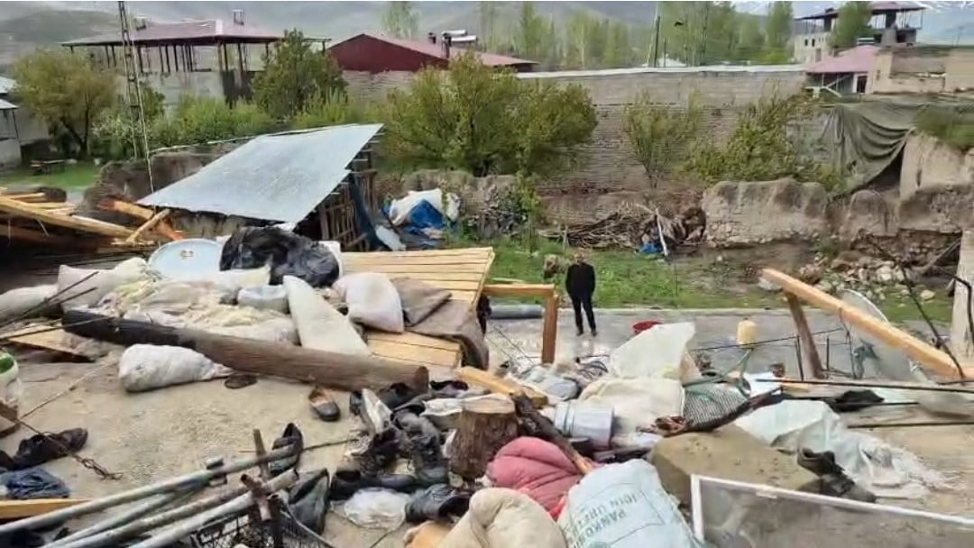 VAN'IN GÜRPINAR İLÇESİNDE ETKİLİ OLAN ŞİDDETLİ RÜZGARDAN DOLAYI 4 EVİN ÇATISI UÇTU.