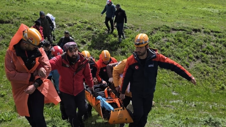 VAN'IN İPEKYOLU İLÇESİNDE DAĞLIK ALANDA YÜRÜYÜŞ YAPTIĞI SIRADA DÜŞEREK AYAĞINI BURKAN VE MAHSUR...