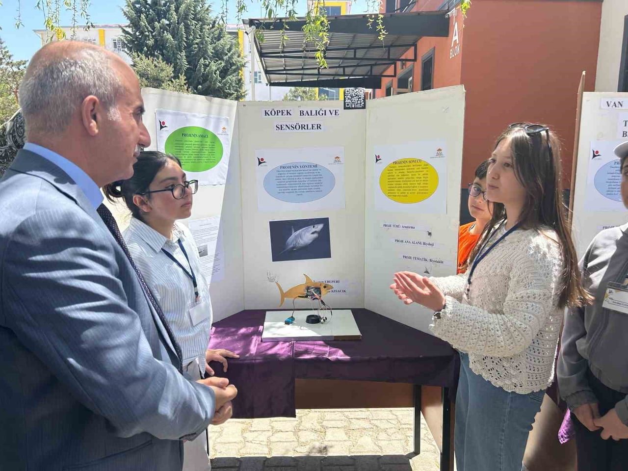 VAN'IN İPEKYOLU İLÇESİNDEKİ İLKNUR ILICALI ORTAOKULU ÖĞRENCİLERİ TARAFINDAN HAZIRLANAN 19 PROJENİN...