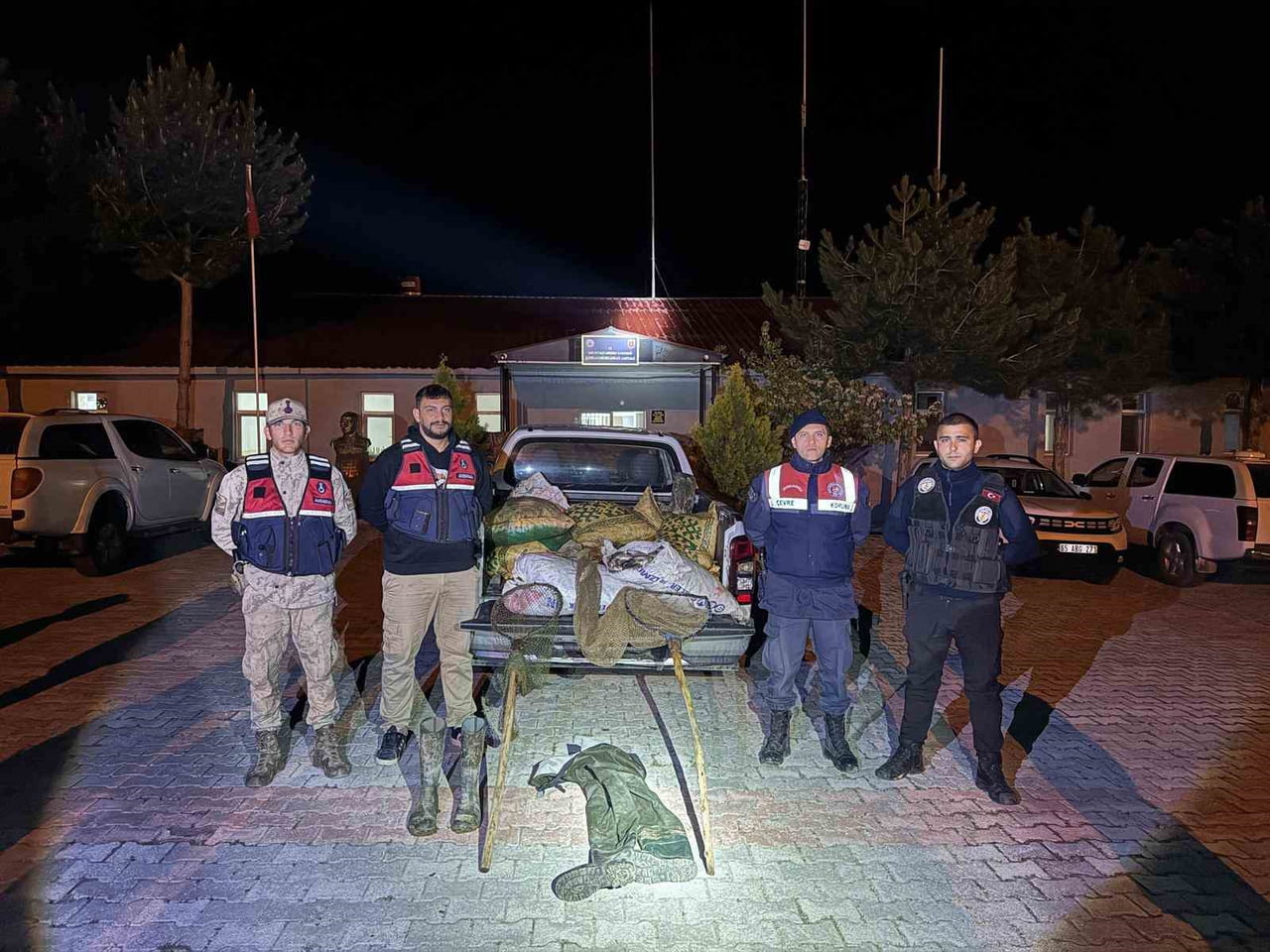 VAN'IN MURADİYE İLÇESİNDE JANDARMA EKİPLERİNCE DÜZENLENEN DENETİMLERDE, KAÇAK AVLANDIĞI BELİRLENEN...