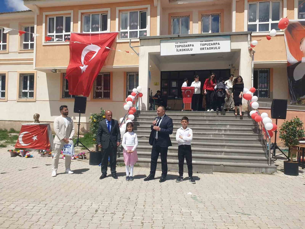 VAN'IN MURADİYE İLÇESİNDEKİ TOPUZARPA İLK VE ORTAOKULU TARAFINDAN DÜZENLENEN ‘BAHAR ŞENLİĞİ’...