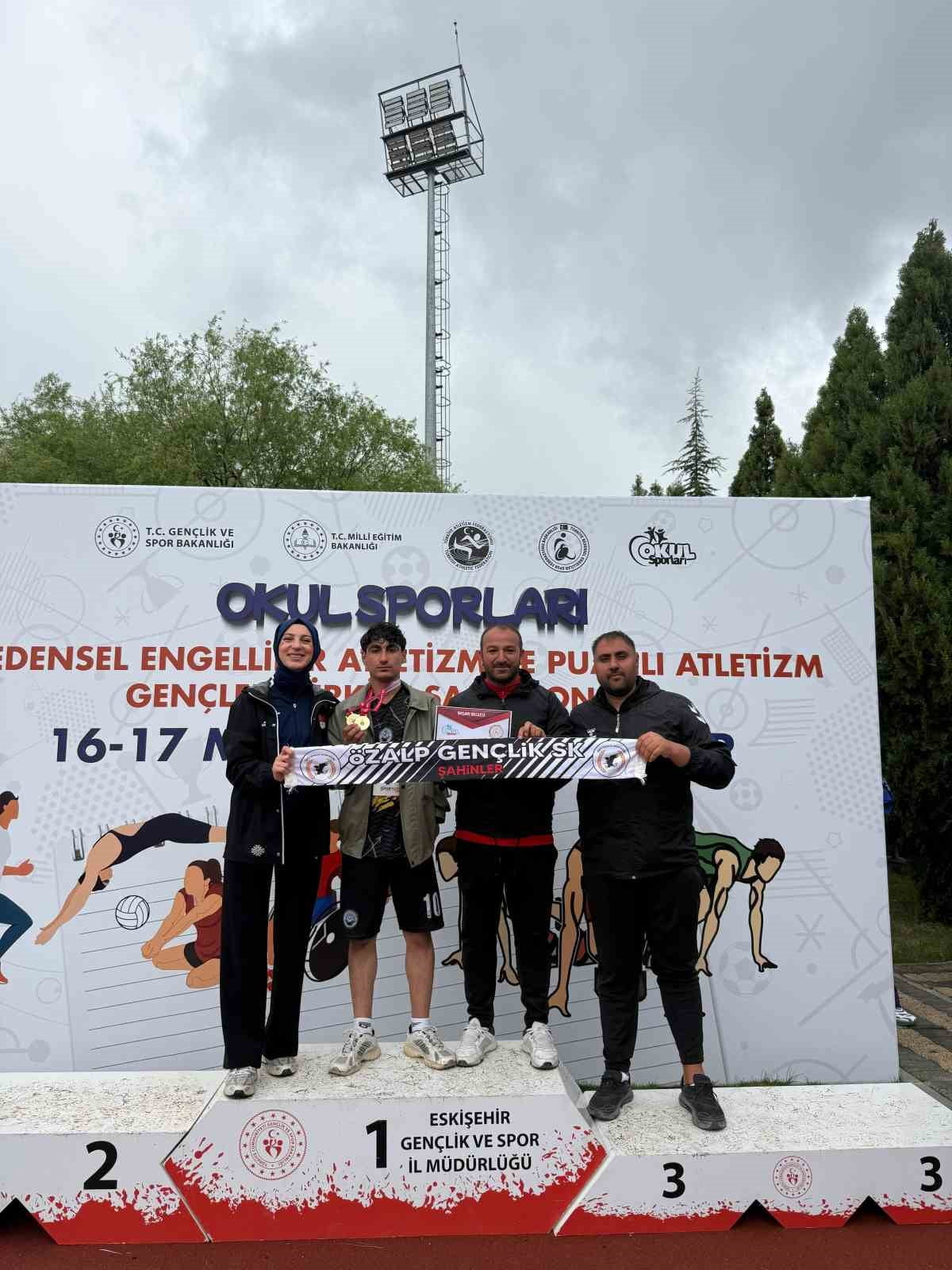 VAN'IN ÖZALP ANADOLU İMAM HATİP LİSESİ ÖĞRENCİSİ FERHAT ÇIKAR, BÜYÜK BİR SPOR BAŞARISINA İMZA...