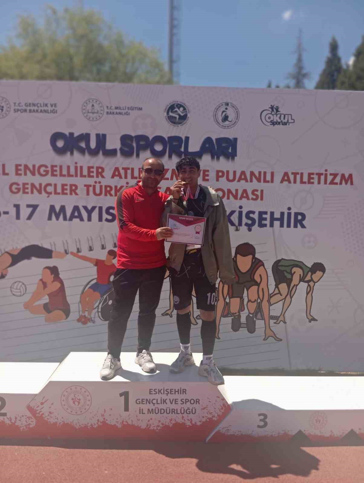 VAN'IN ÖZALP ANADOLU İMAM HATİP LİSESİ ÖĞRENCİSİ FERHAT ÇIKAR, BÜYÜK BİR SPOR BAŞARISINA İMZA...