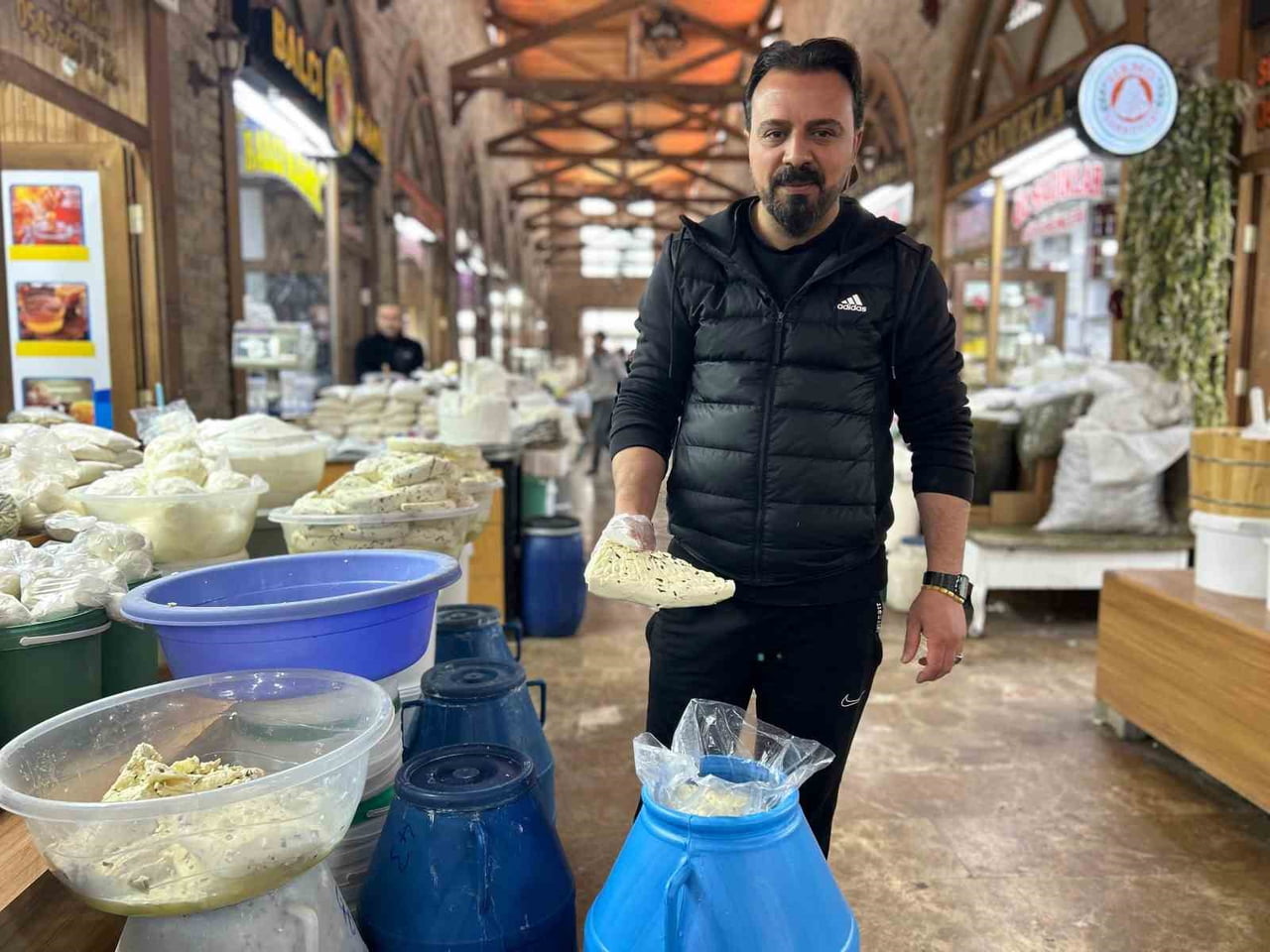 VAN'IN TESCİLLİ LEZZETİ OLAN COĞRAFİ İŞARETLİ TAZE OTLU PEYNİR, BU YIL ETKİLİ OLAN YOĞUN...