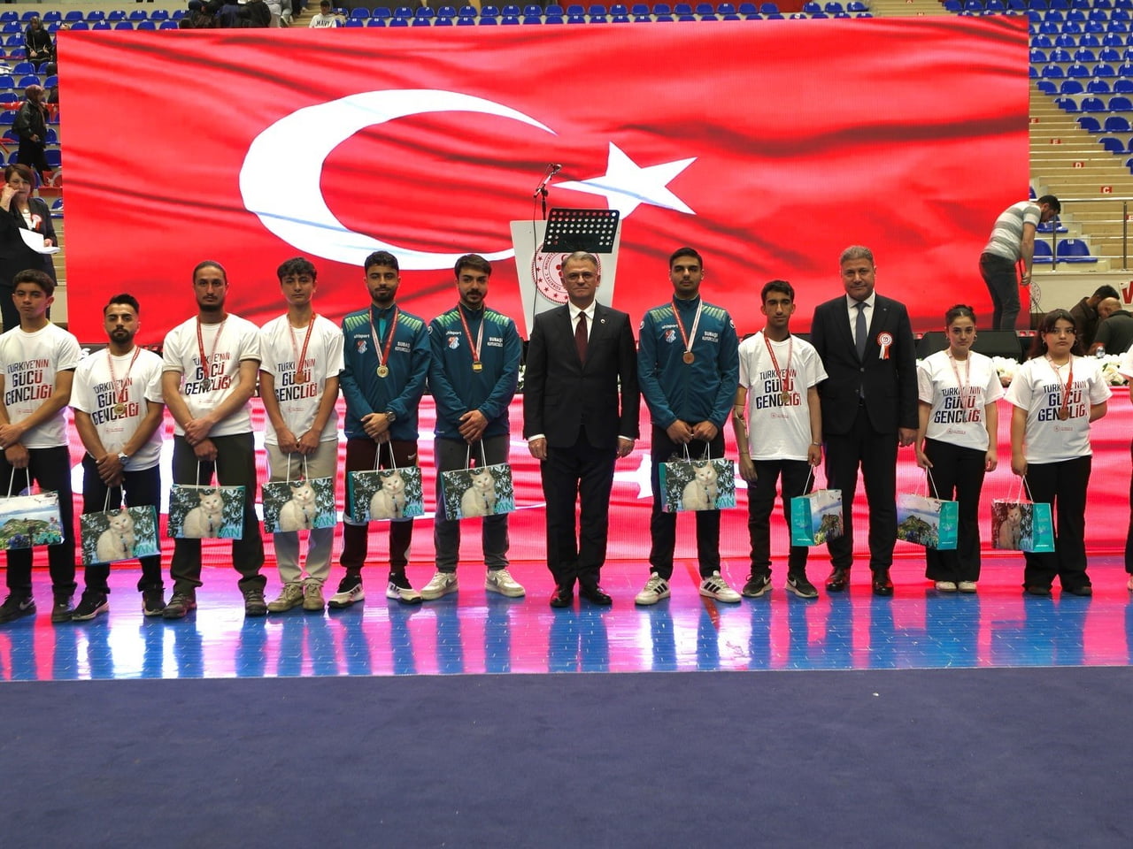 VAN’DA 19 MAYIS ATATÜRK’Ü ANMA, GENÇLİK VE SPOR BAYRAMI TÖRENLE KUTLANDI.