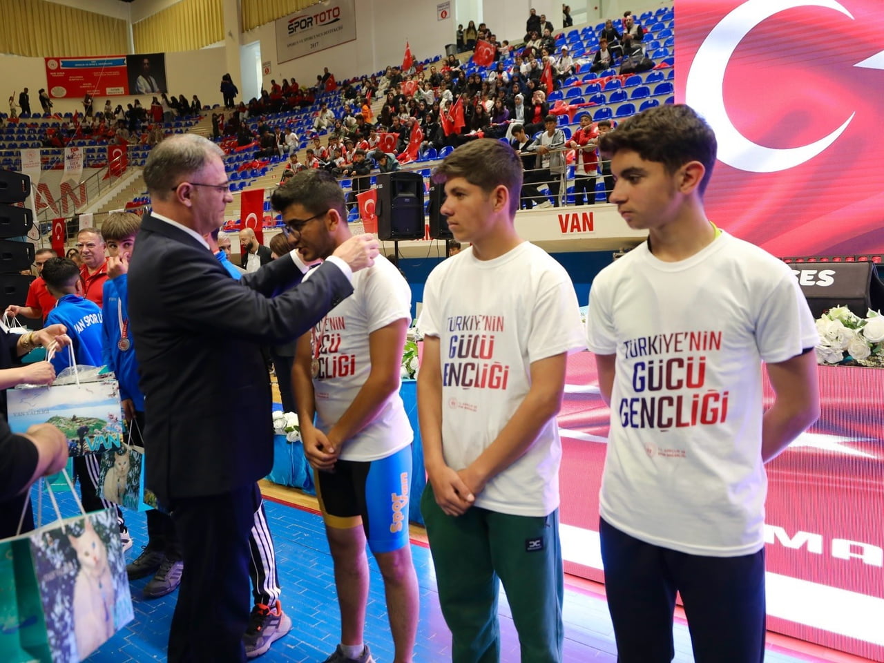 VAN’DA 19 MAYIS ATATÜRK’Ü ANMA, GENÇLİK VE SPOR BAYRAMI TÖRENLE KUTLANDI.