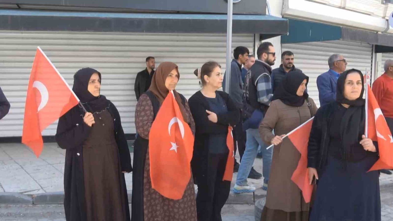 VAN’DA ÇOCUKLARI TERÖR ÖRGÜTÜ TARAFINDAN DAĞA KAÇIRILAN AİLELERİN DEM PARTİ İL BİNASI ÖNÜNDEKİ...