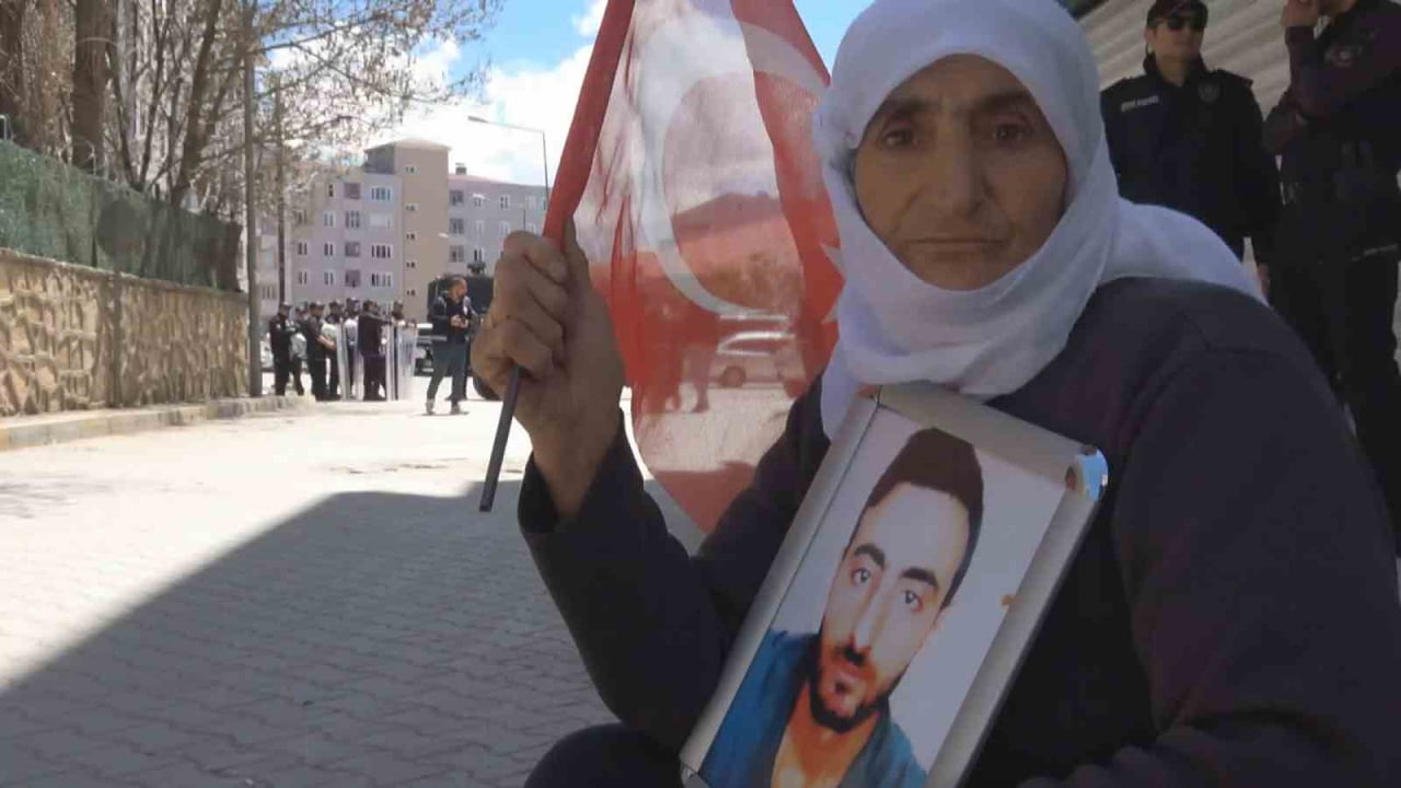 VAN’DA ÇOCUKLARI TERÖR ÖRGÜTÜ TARAFINDAN DAĞA KAÇIRILAN AİLELERİN DEM PARTİ İL BİNASI ÖNÜNDEKİ...