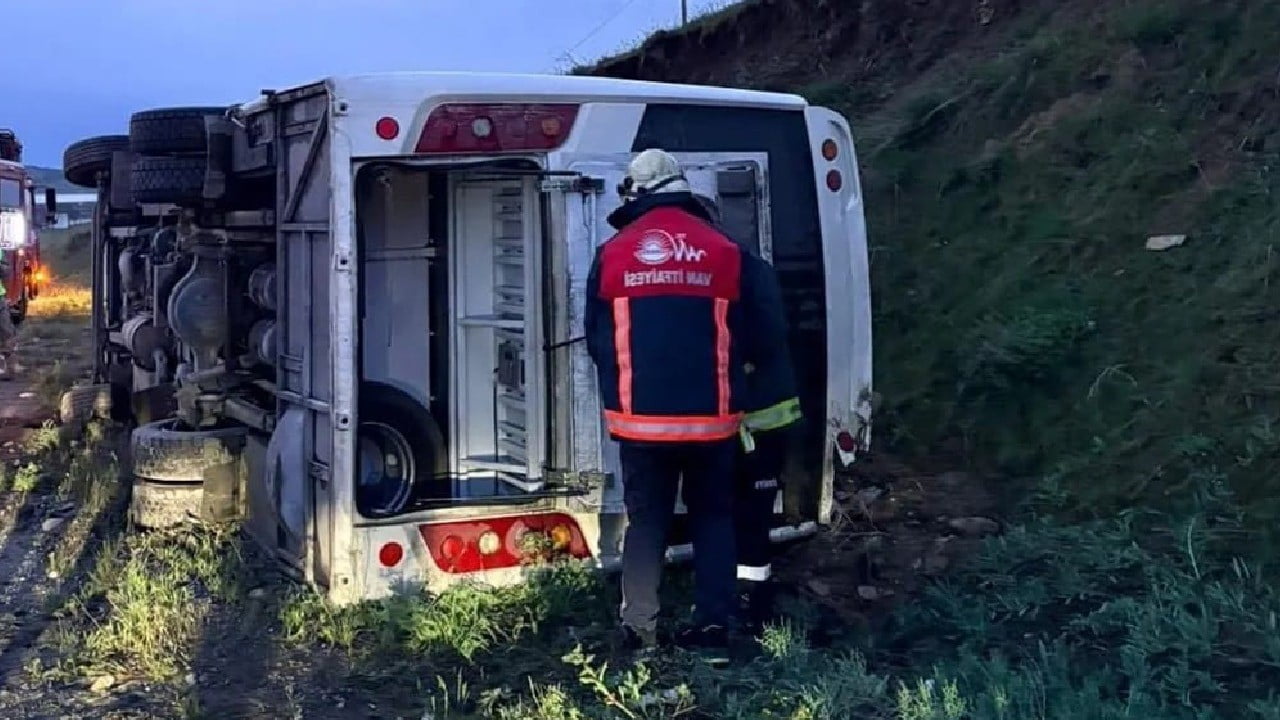 VAN’DA EMNİYET PERSONELİNİ TAŞIYAN MİDİBÜS DEVRİLDİ: 4 YARALI