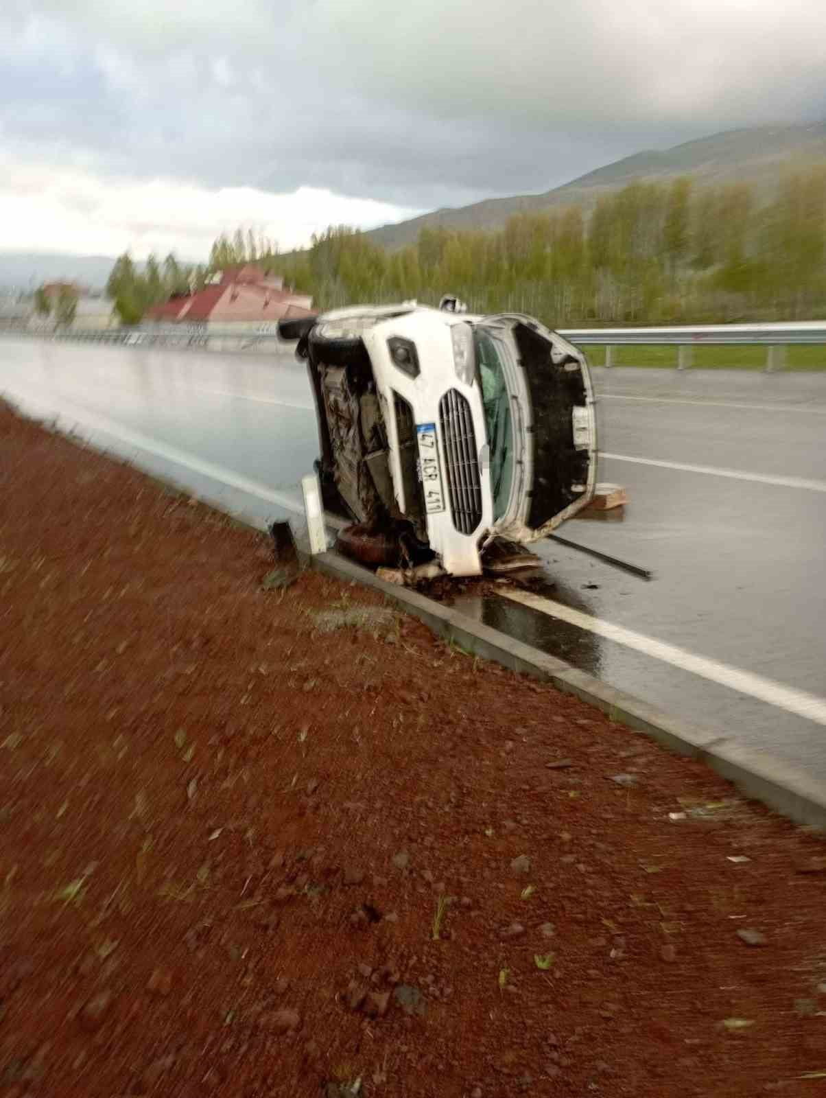 VAN’DA KONTROLDEN ÇIKAN OTOMOBİL TAKLA ATTI: 1 YARALI