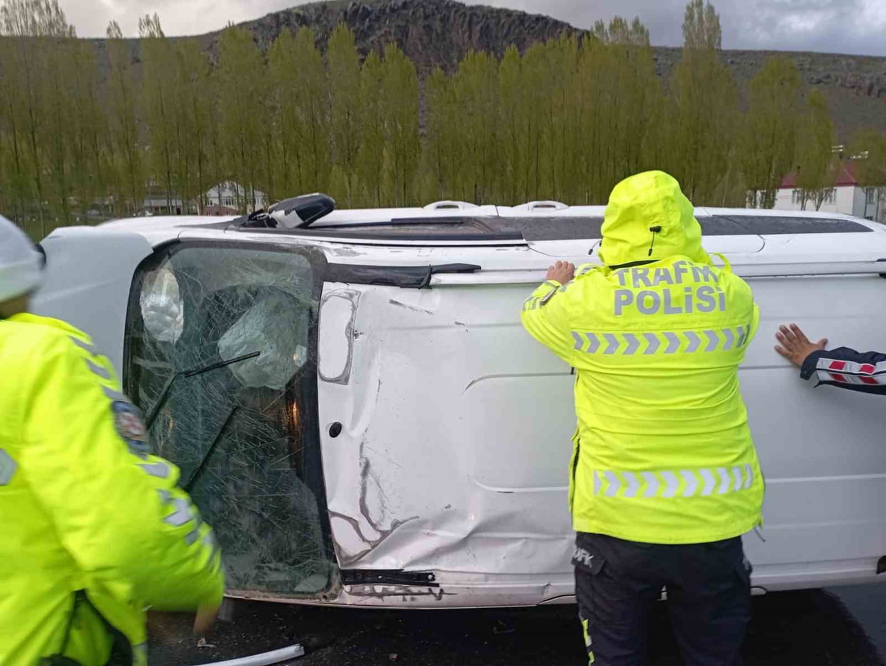 VAN’DA KONTROLDEN ÇIKAN OTOMOBİL TAKLA ATTI: 1 YARALI