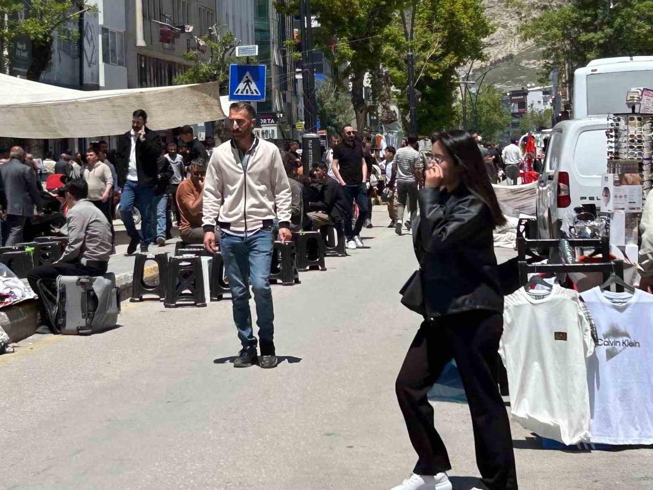 VAN’DA KURBAN BAYRAMI DOLAYISIYLA ÇARŞI VE PAZARLARDA KURULAN TEZGÂHLARDA RENKLİ GÖRÜNTÜLER...