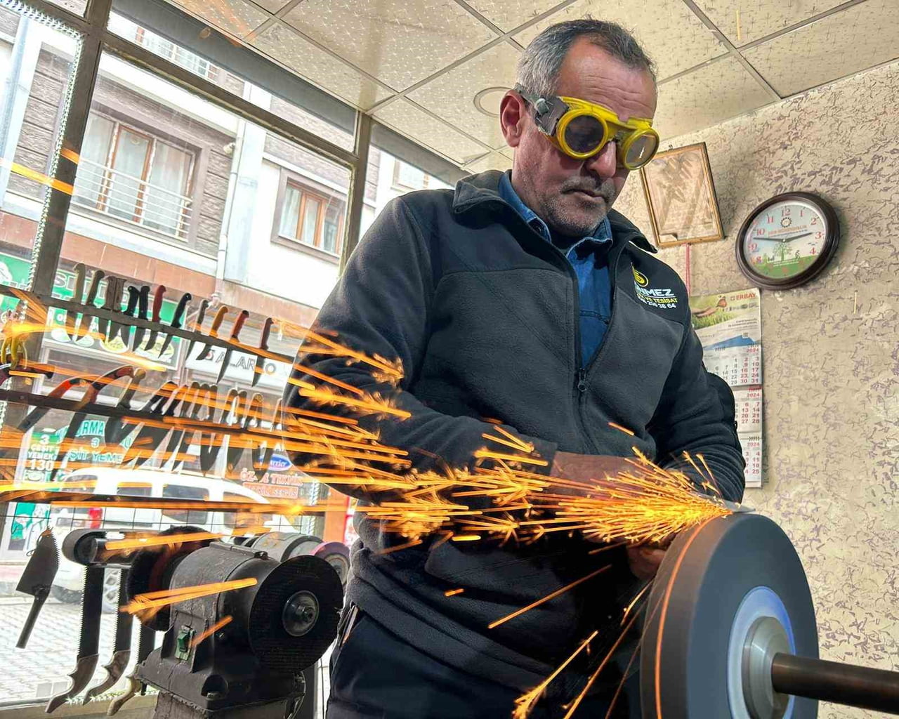 VAN’DA KURBAN BAYRAMI ÖNCESİNDE KURBAN KESİM ALETLERİNİ HAZIRLAMAK İSTEYEN VATANDAŞLAR, BIÇAK...