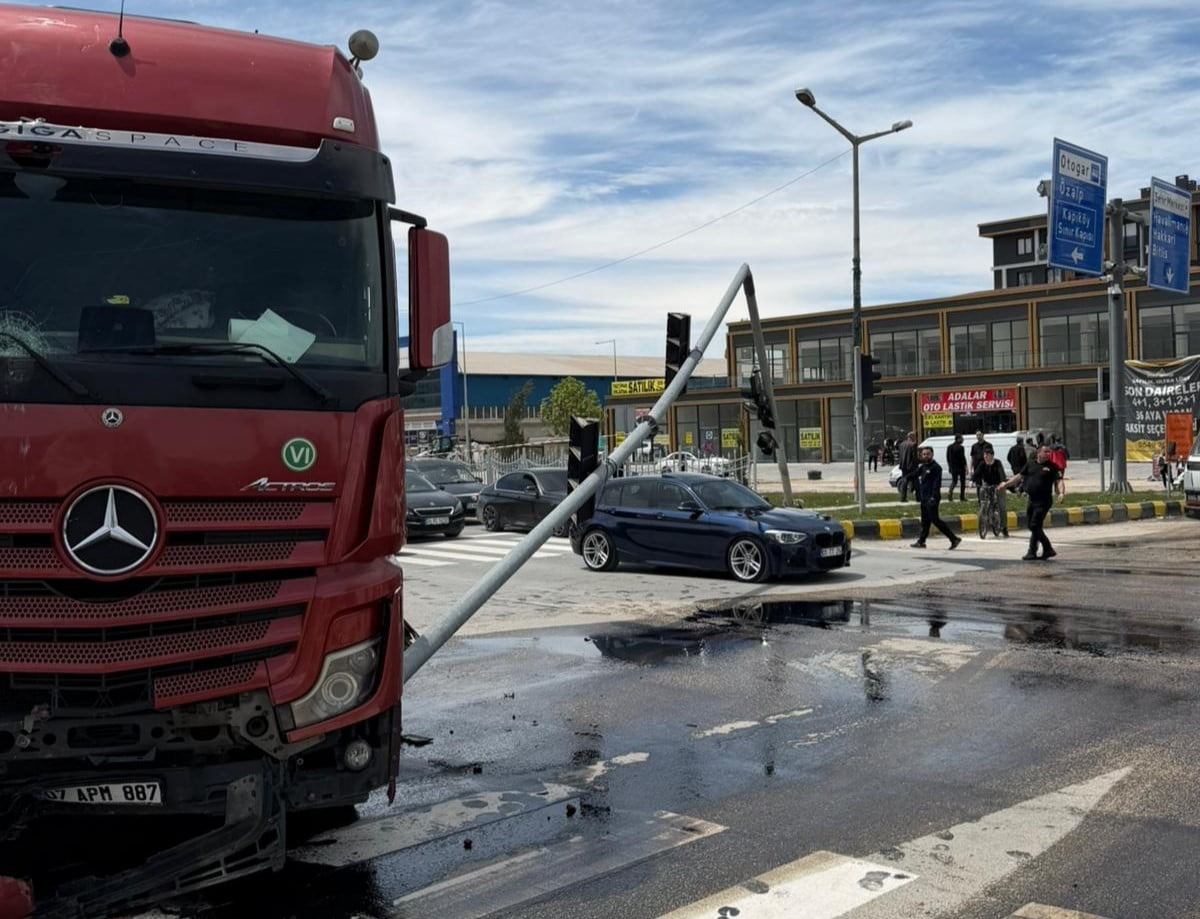 VAN’DA SEYİR HALİNDEKİ TIRIN YOL KENARINDAKİ YÖN TABELASI DİREĞİNE ÇARPMASI SONUCU 1 KİŞİ...