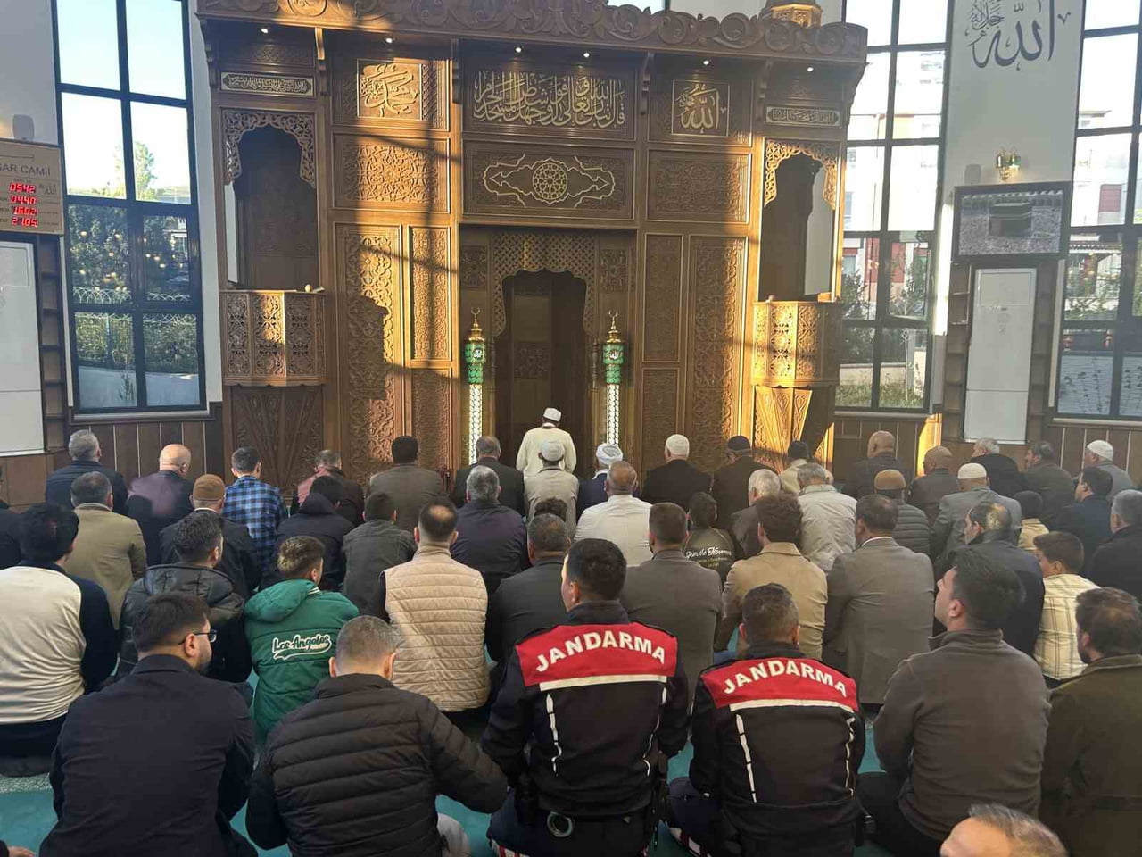 VAN’DA VATANDAŞLAR, KURBAN BAYRAMI NAMAZINI KILMAK İÇİN SABAHIN ERKEN SAATLERİNDE CAMİLERE AKIN...