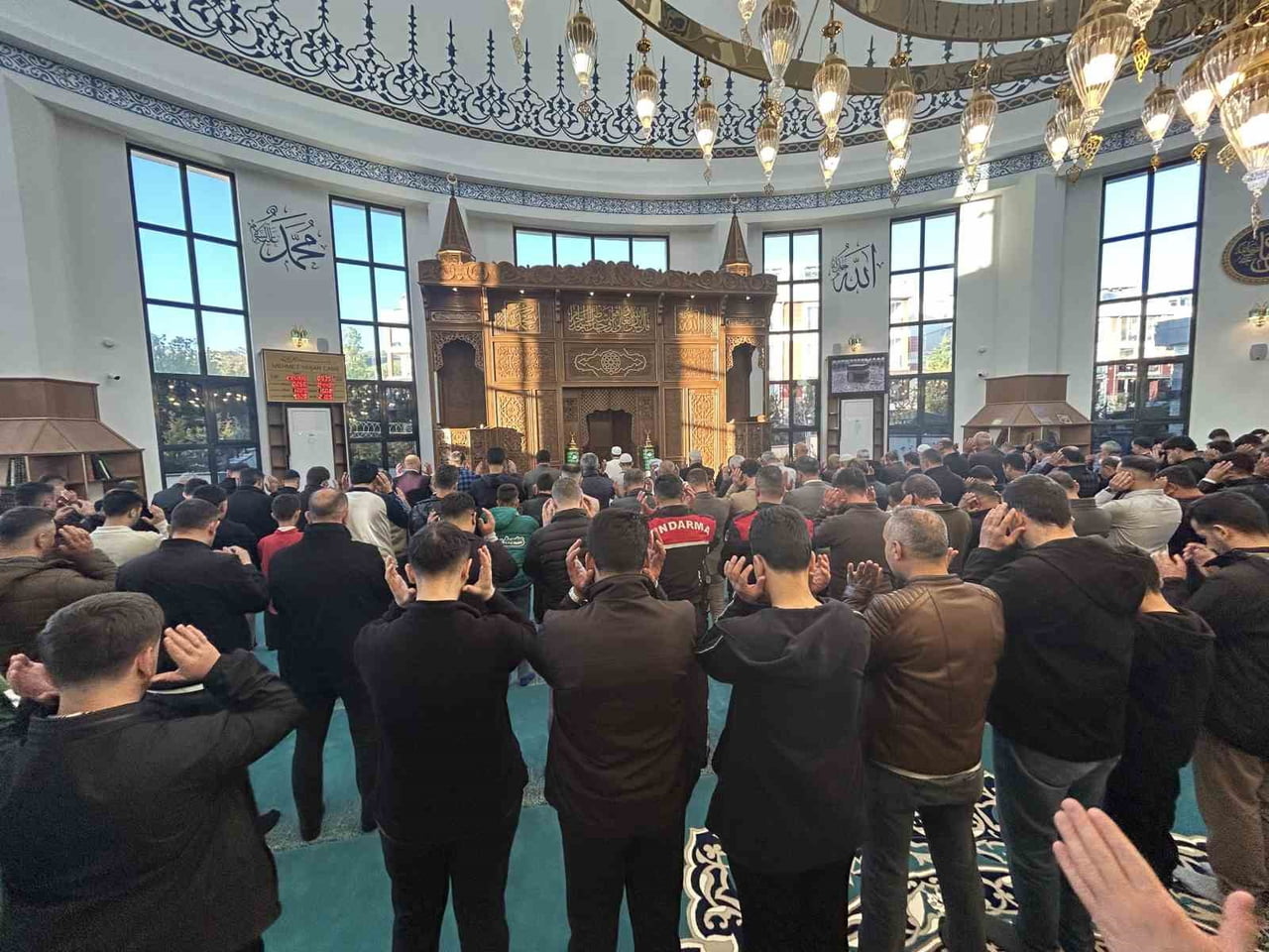 VAN’DA VATANDAŞLAR, KURBAN BAYRAMI NAMAZINI KILMAK İÇİN SABAHIN ERKEN SAATLERİNDE CAMİLERE AKIN...