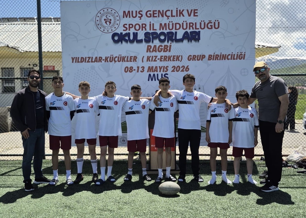 VAN FEVZİ GEYİK ORTAOKULUNDA YAKLAŞIK 20 YILDIR GÖREV YAPAN VE ÇOK SAYIDA SPORCU YETİŞTİREN MÜDÜR...