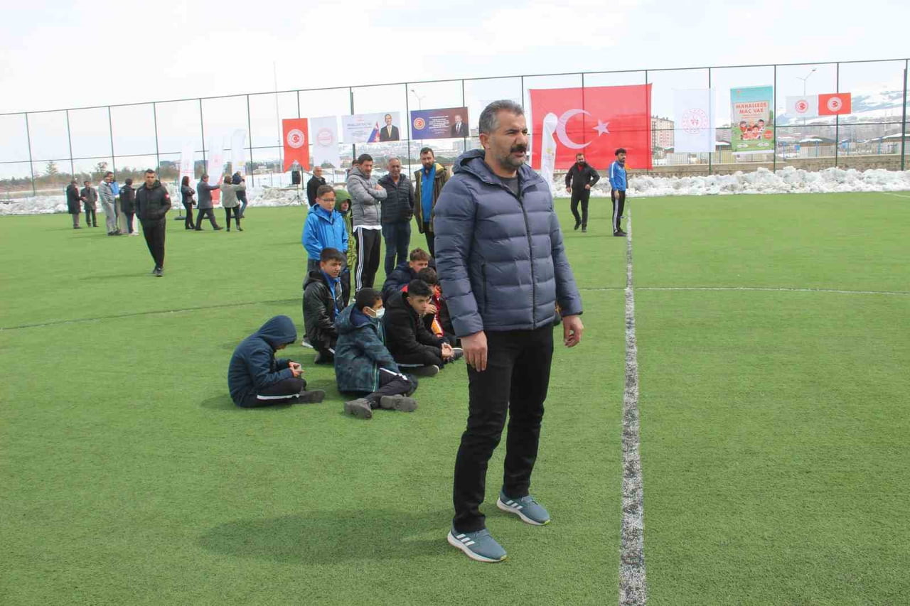 VAN FEVZİ GEYİK ORTAOKULUNDA YAKLAŞIK 20 YILDIR GÖREV YAPAN VE ÇOK SAYIDA SPORCU YETİŞTİREN MÜDÜR...