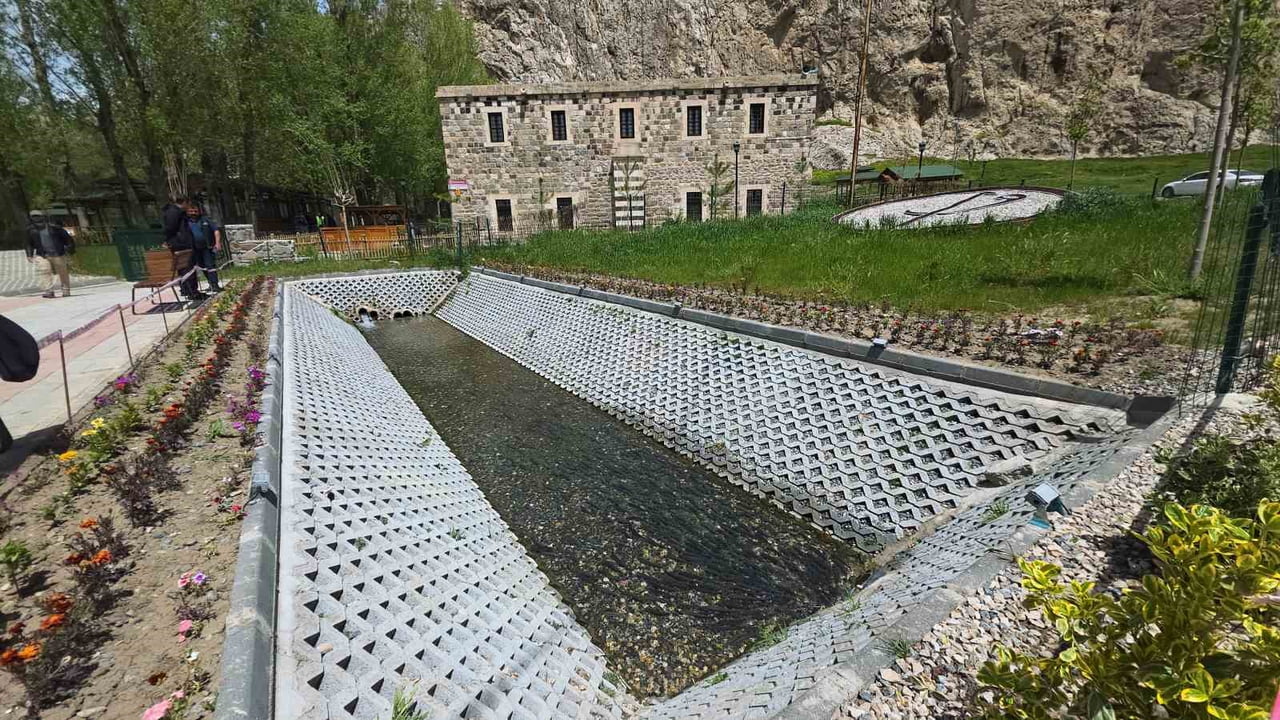 VAN GÖLÜ’NÜN ENDEMİK TÜRÜ OLAN İNCİ KEFALLERİ, ÜREME DÖNEMİNİN BAŞLAMASIYLA BİRLİKTE TATLI SULARA...