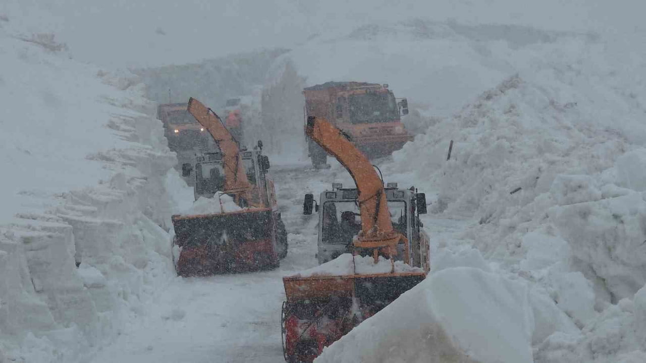 VAN’IN BAHÇESARAY İLÇESİNE ULAŞIMI SAĞLAYAN VE YAKLAŞIK 5 AYDIR KAPALI BULUNAN KARLA KAPLI YOLDA...