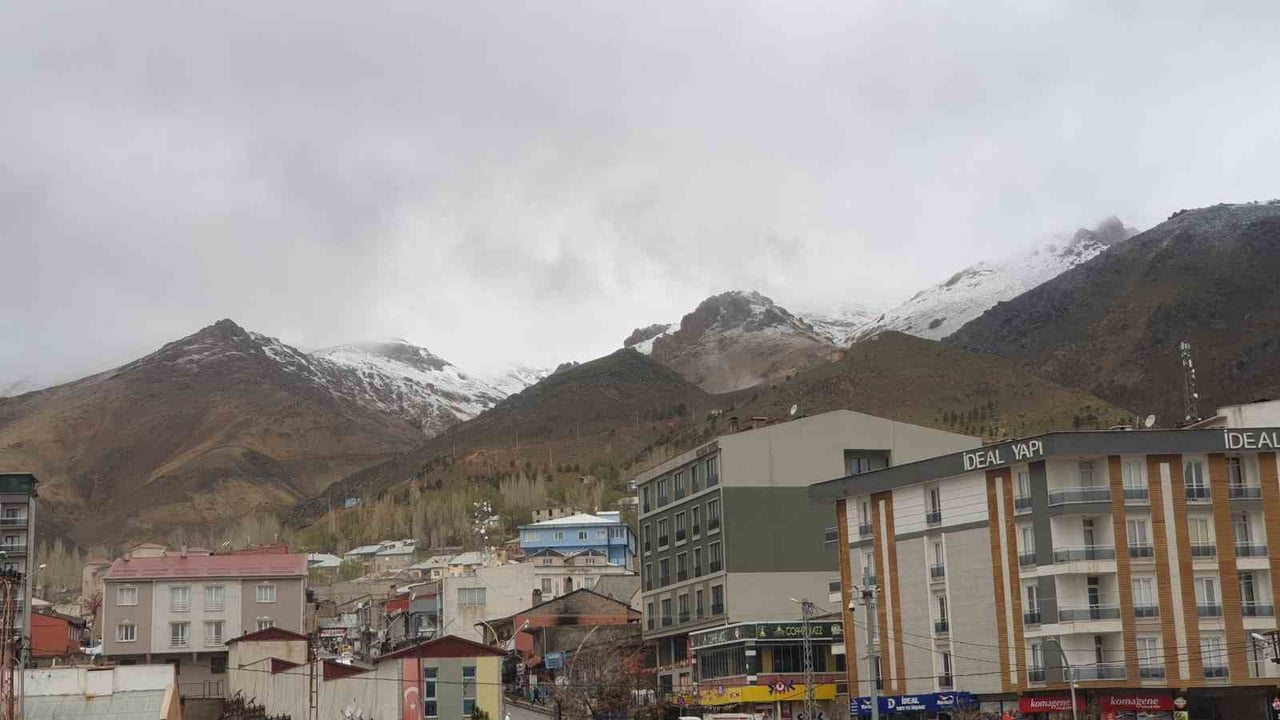 VAN’IN BAŞKALE İLÇESİNDE MAYIS AYINDA YAĞAN KAR, YÜKSEK KESİMLERİ BEYAZA BÜRÜDÜ.