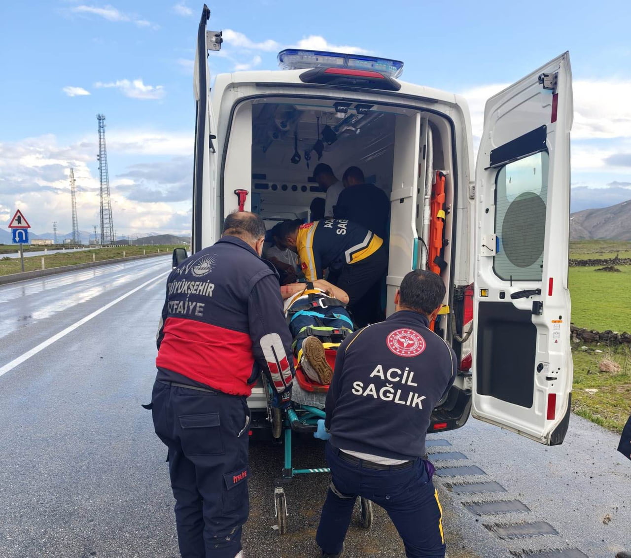 VAN’IN ÇALDIRAN İLÇESİNDE KAMYONETİN ŞARAMPOLE YUVARLANMASI SONUCU 5 KİŞİ YARALANDI