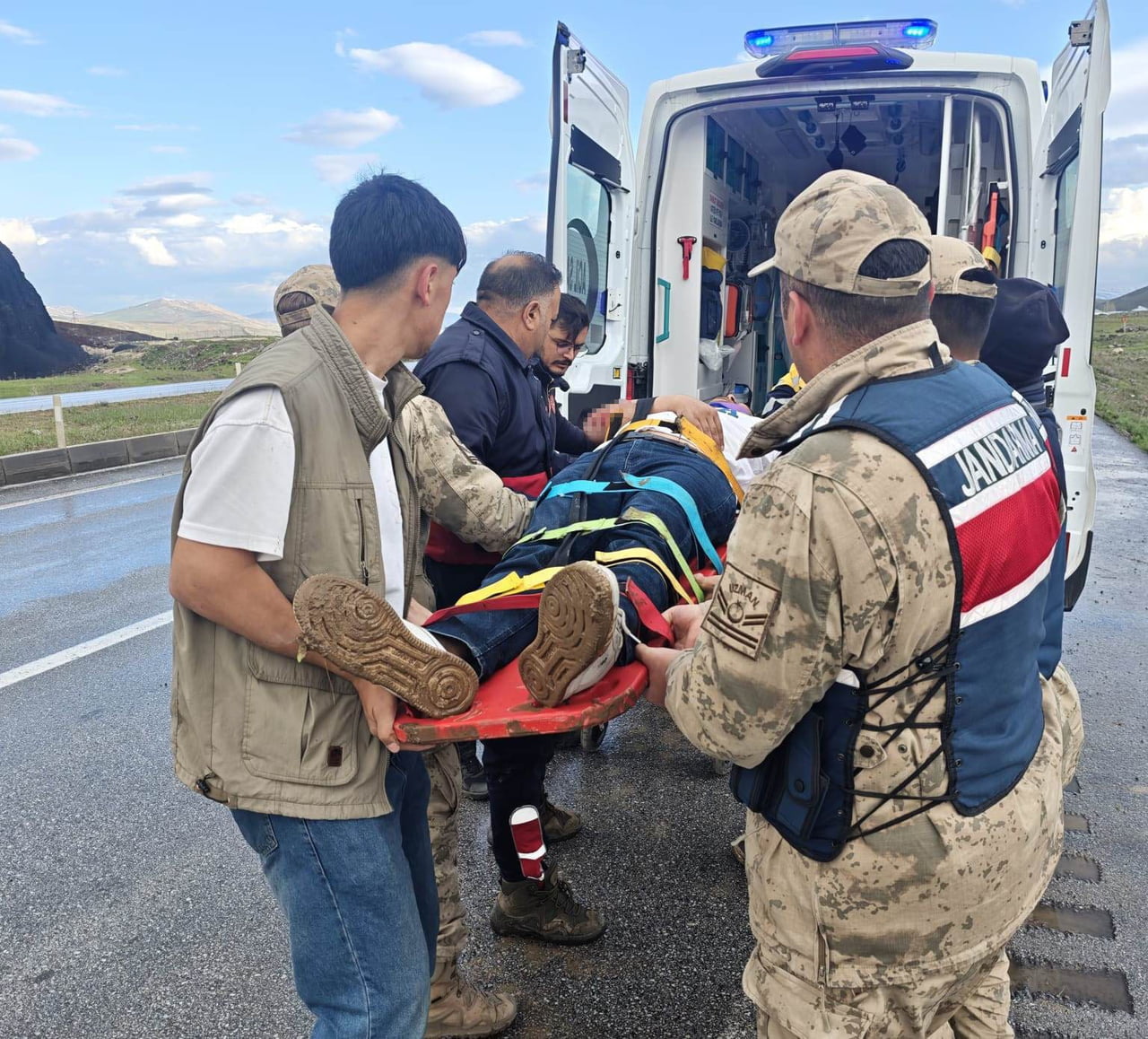 VAN’IN ÇALDIRAN İLÇESİNDE KAMYONETİN ŞARAMPOLE YUVARLANMASI SONUCU 5 KİŞİ YARALANDI