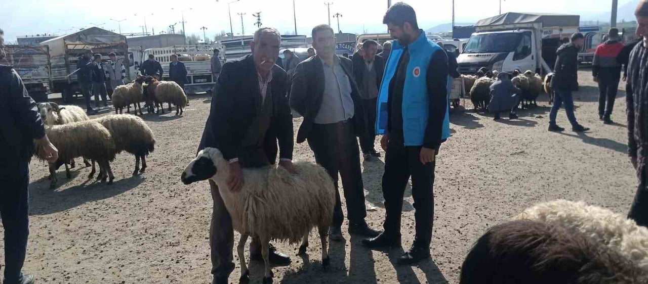 VAN’IN ÇALDIRAN MÜFTÜLÜĞÜ GÖREVLİLERİ, KURBAN BAYRAMI ÖNCESİ VATANDAŞLARIN DİNİ VECİBELERİNİ...