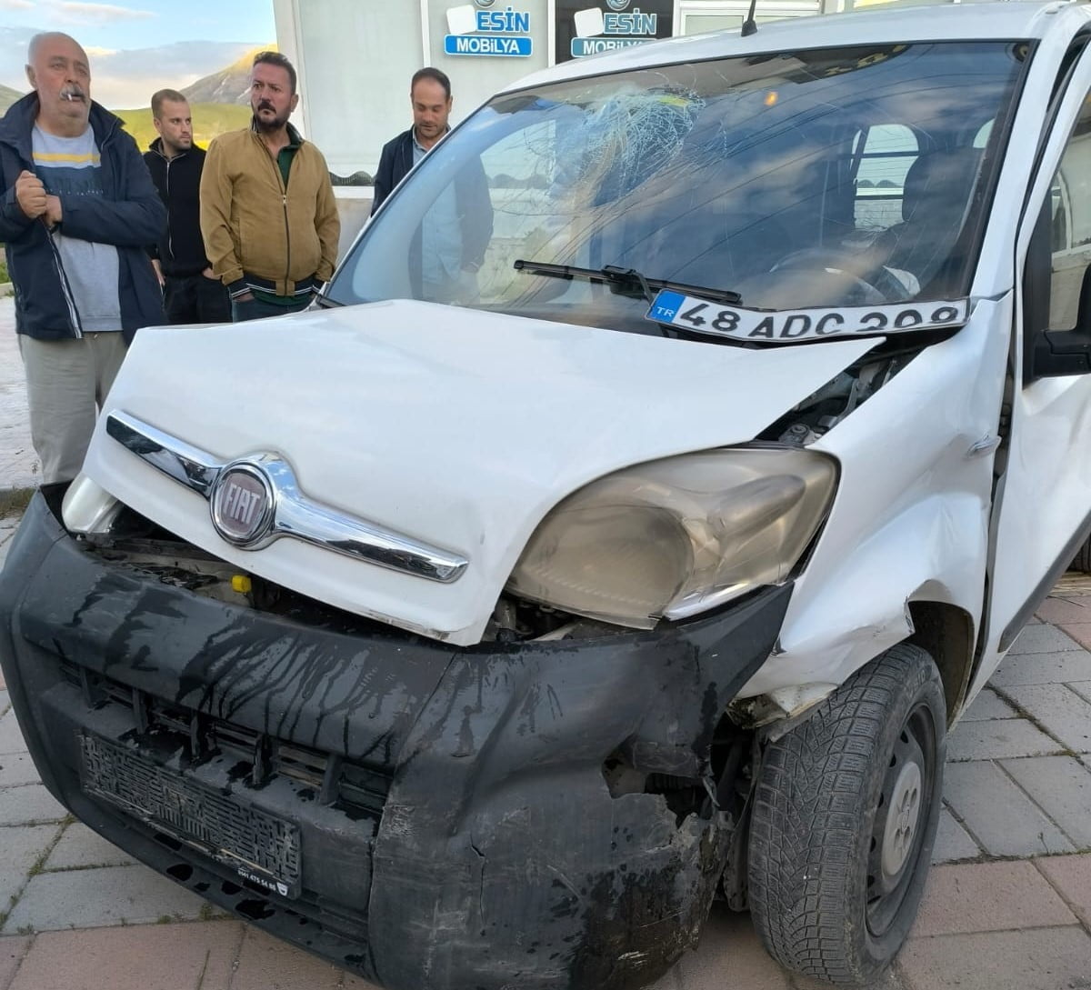 VAN’IN GEVAŞ İLÇESİNDE 2 KAPALI KASA KAMYONETİN ÇARPIŞMASI SONUCU 3 KİŞİ YARALANDI.