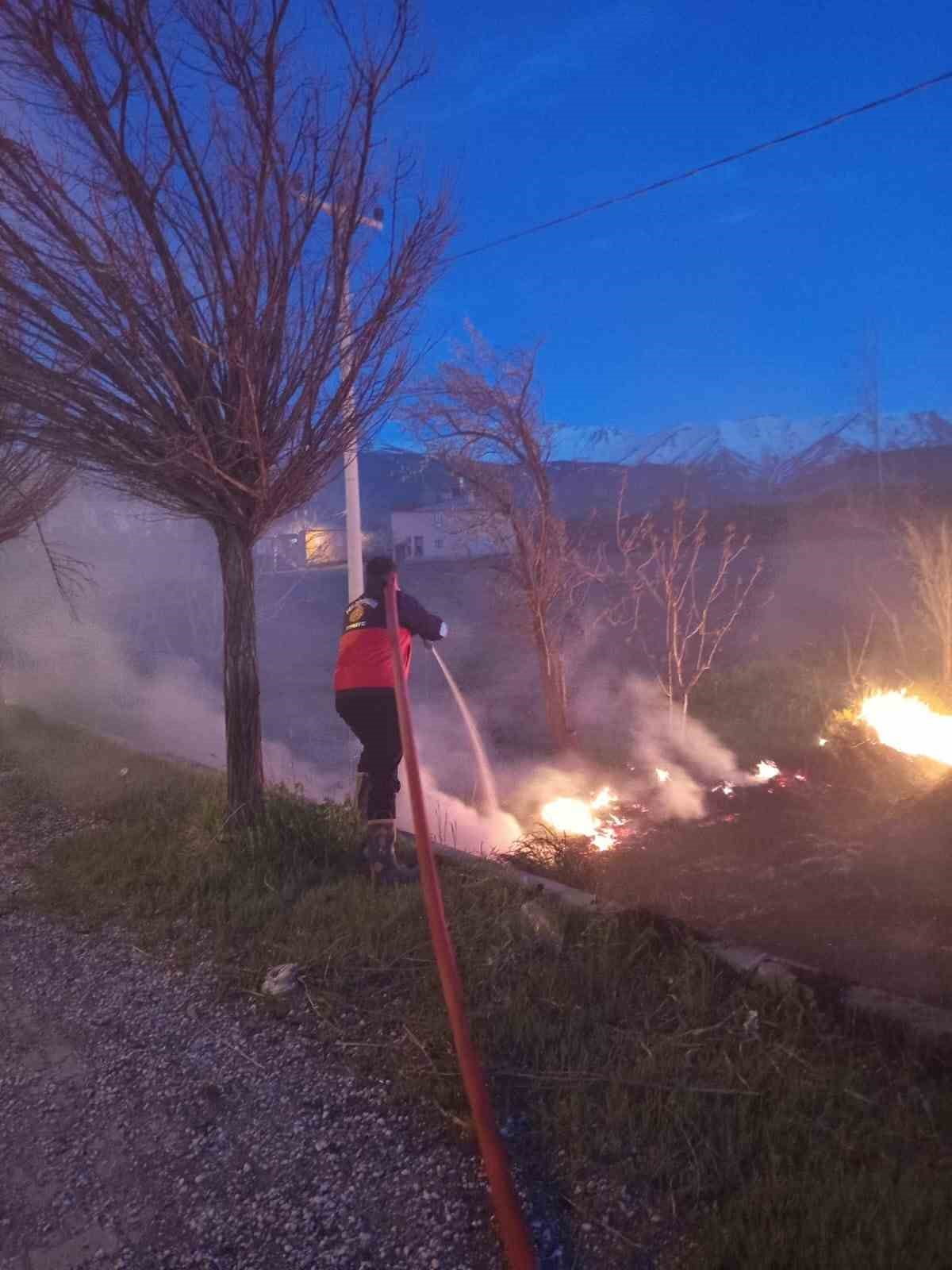 VAN’IN GEVAŞ İLÇESİNDE SAZLIK ALANDA ÇIKAN YANGIN, OLAY YERİNE GELEN İTFAİYE EKİPLERİNCE...