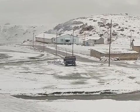 VAN’IN GÜRPINAR İLÇESİNDE SABAH SAATLERİNDE LAPA LAPA YAĞAN KAR, YAZA SAYILI GÜNLER KALA HAYATI...