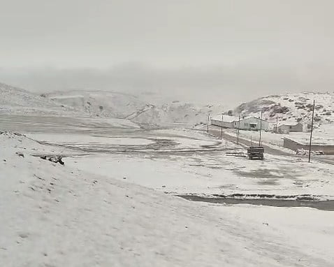 VAN’IN GÜRPINAR İLÇESİNDE SABAH SAATLERİNDE LAPA LAPA YAĞAN KAR, YAZA SAYILI GÜNLER KALA HAYATI...