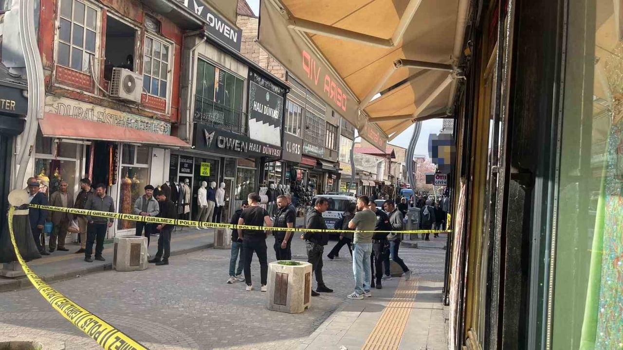 VAN’IN İPEKYOLU İLÇESİNDE KİMLİĞİ BELİRSİZ İKİ KİŞİNİN SİLAHLI SALDIRISINA UĞRAYAN BİR KİŞİ...